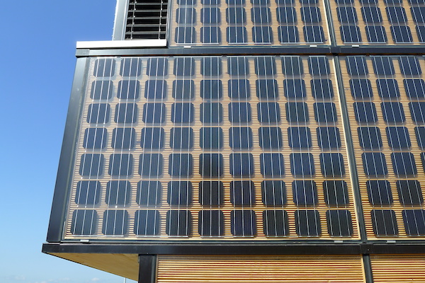 Passive_solar_facade_with_solar_panels